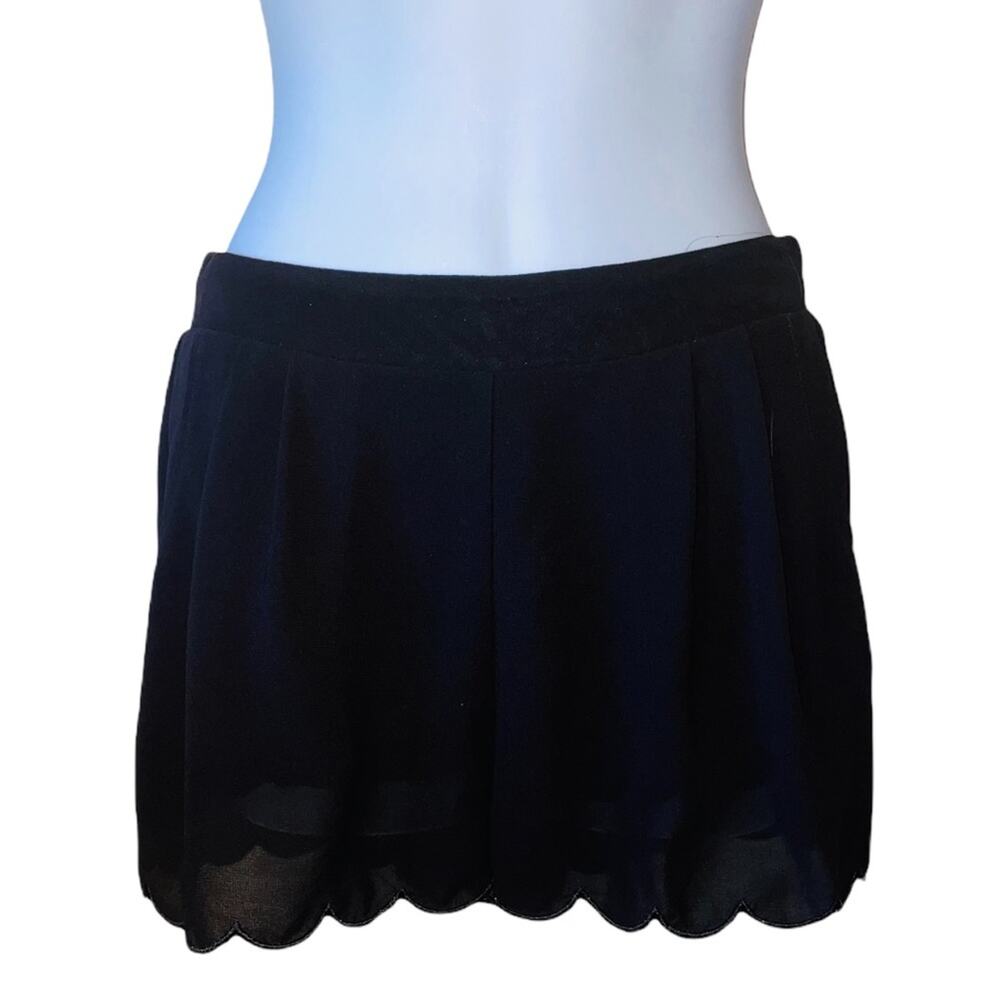 Mine elastic waist pleated front scallop edge shorts